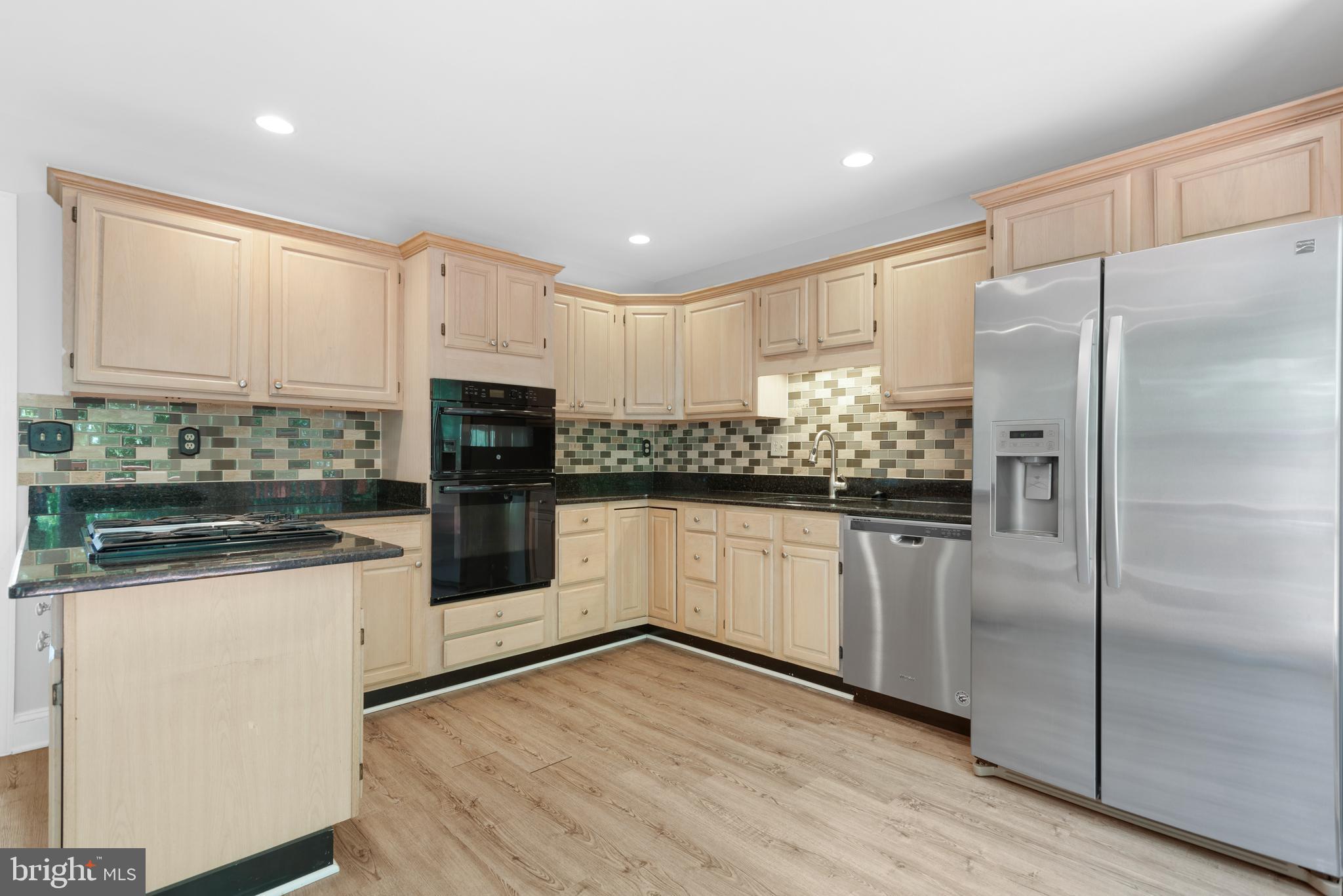 46613 SILHOUETTE SQUARE