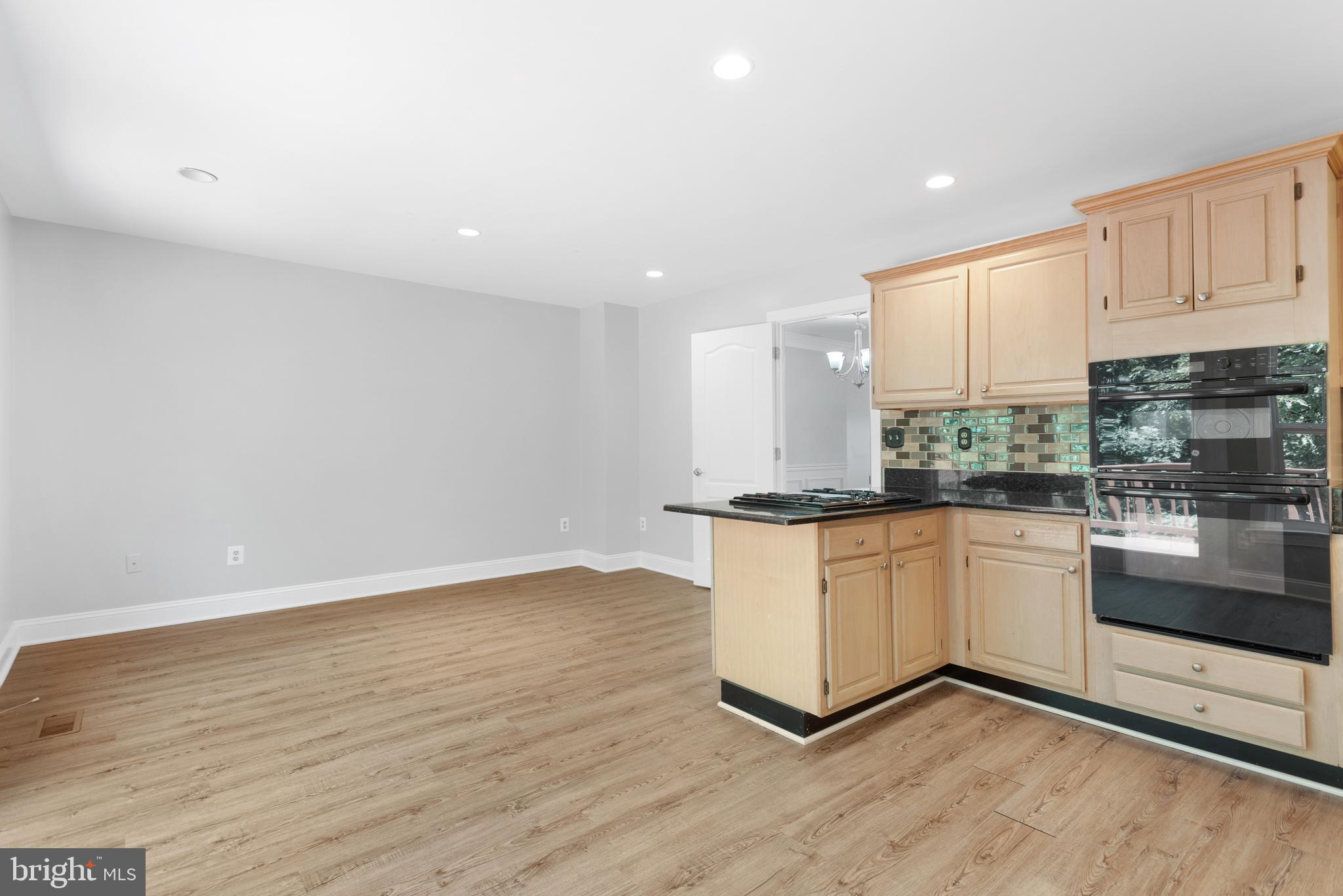 46613 SILHOUETTE SQUARE