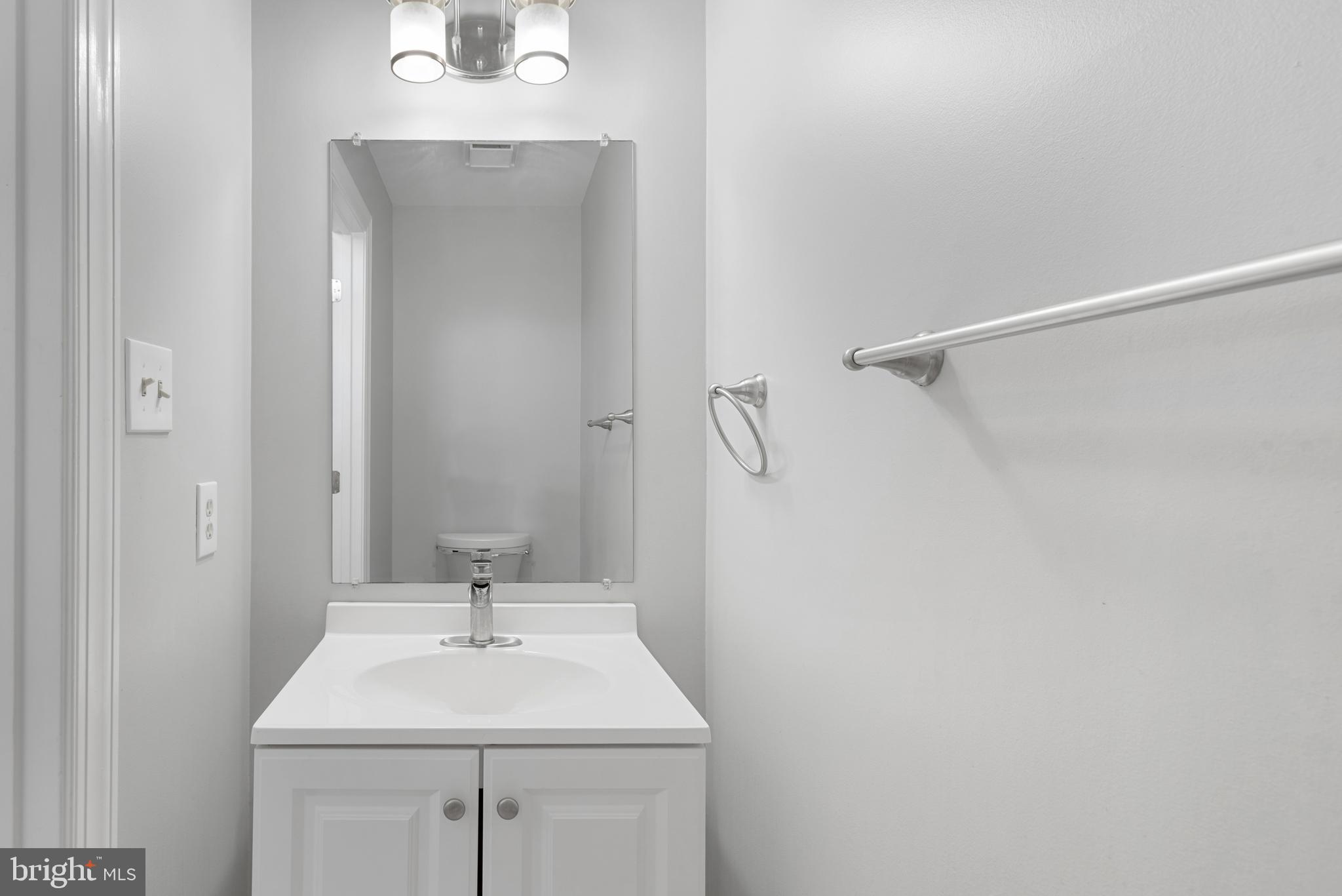 46613 SILHOUETTE SQUARE