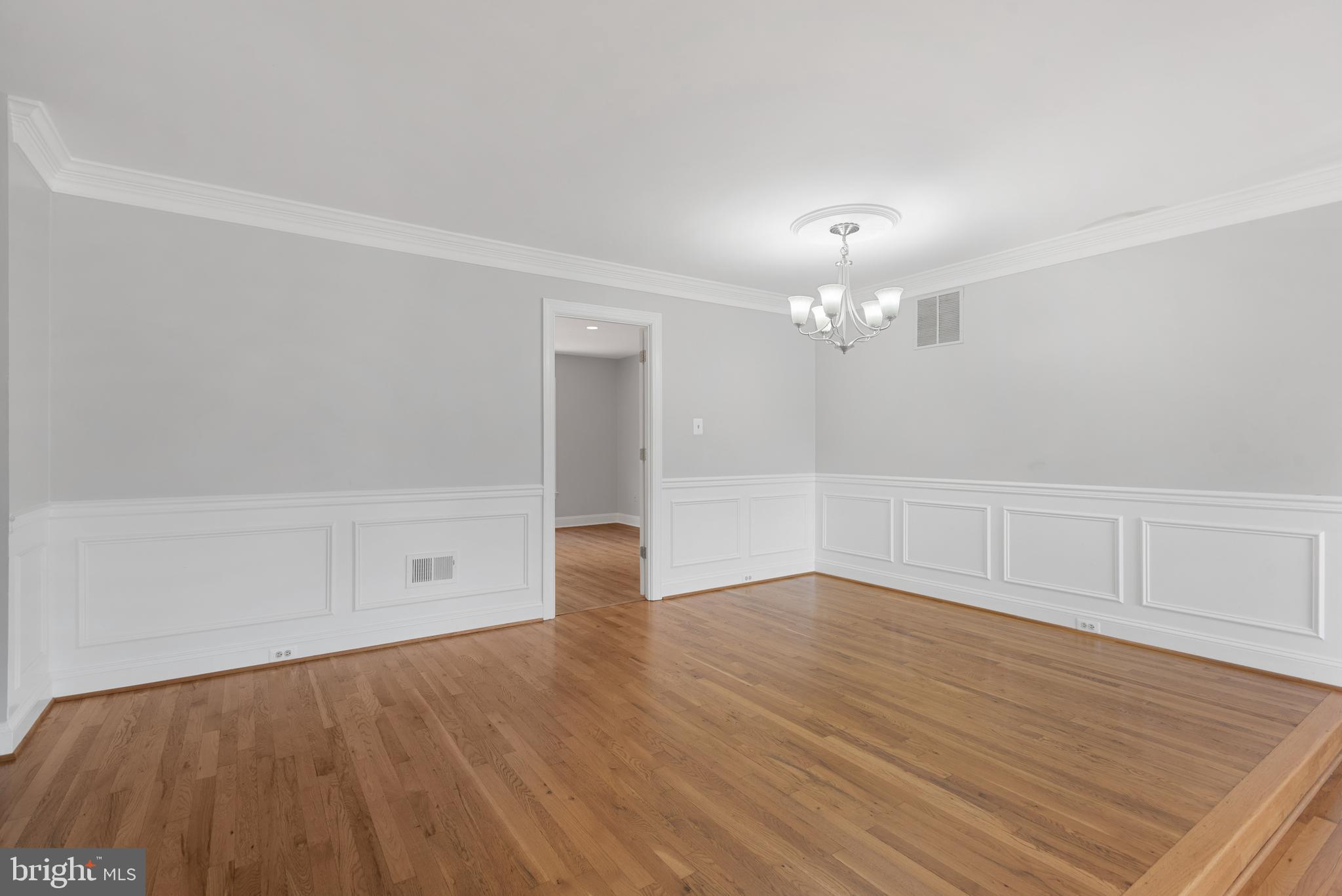 46613 SILHOUETTE SQUARE