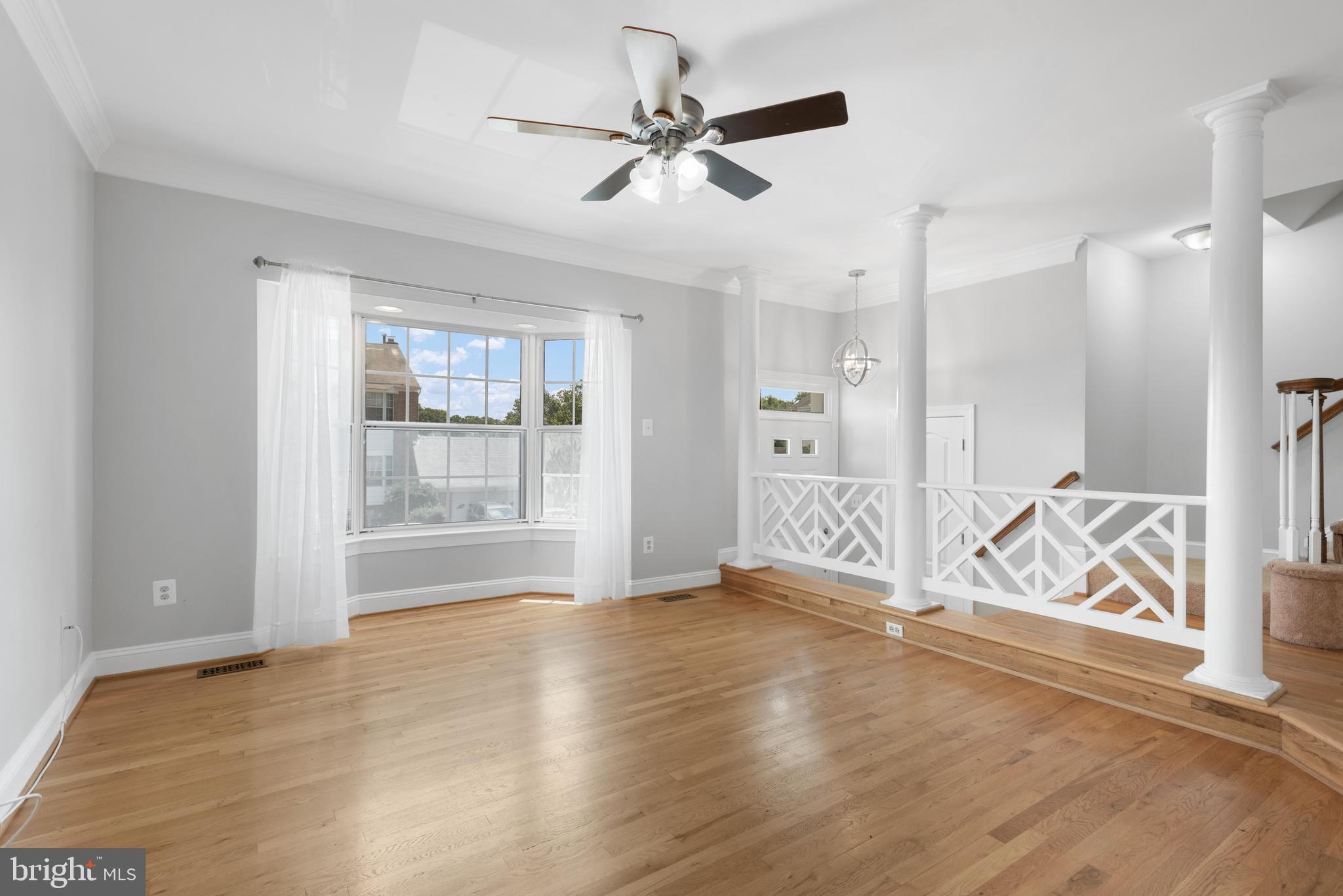 46613 SILHOUETTE SQUARE