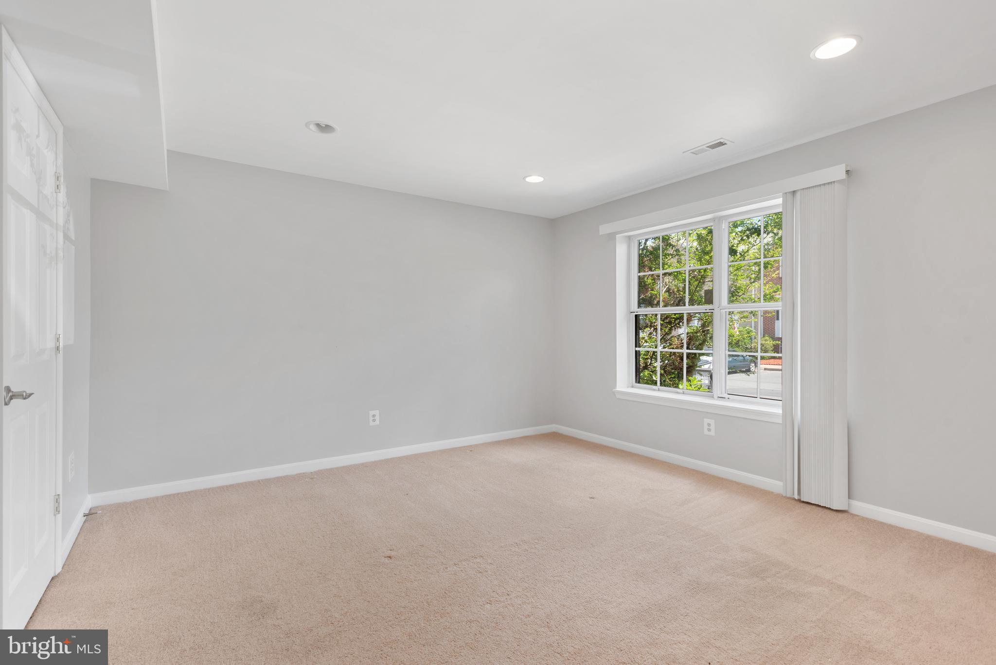 46613 SILHOUETTE SQUARE