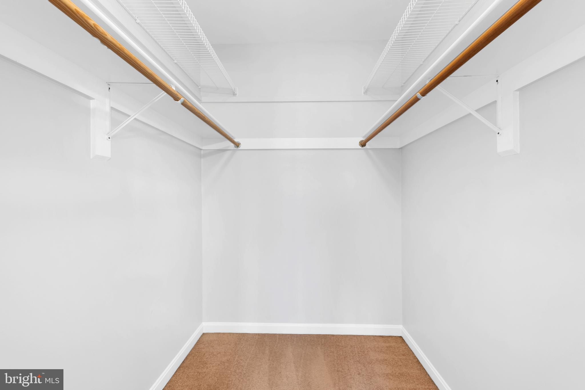 46613 SILHOUETTE SQUARE