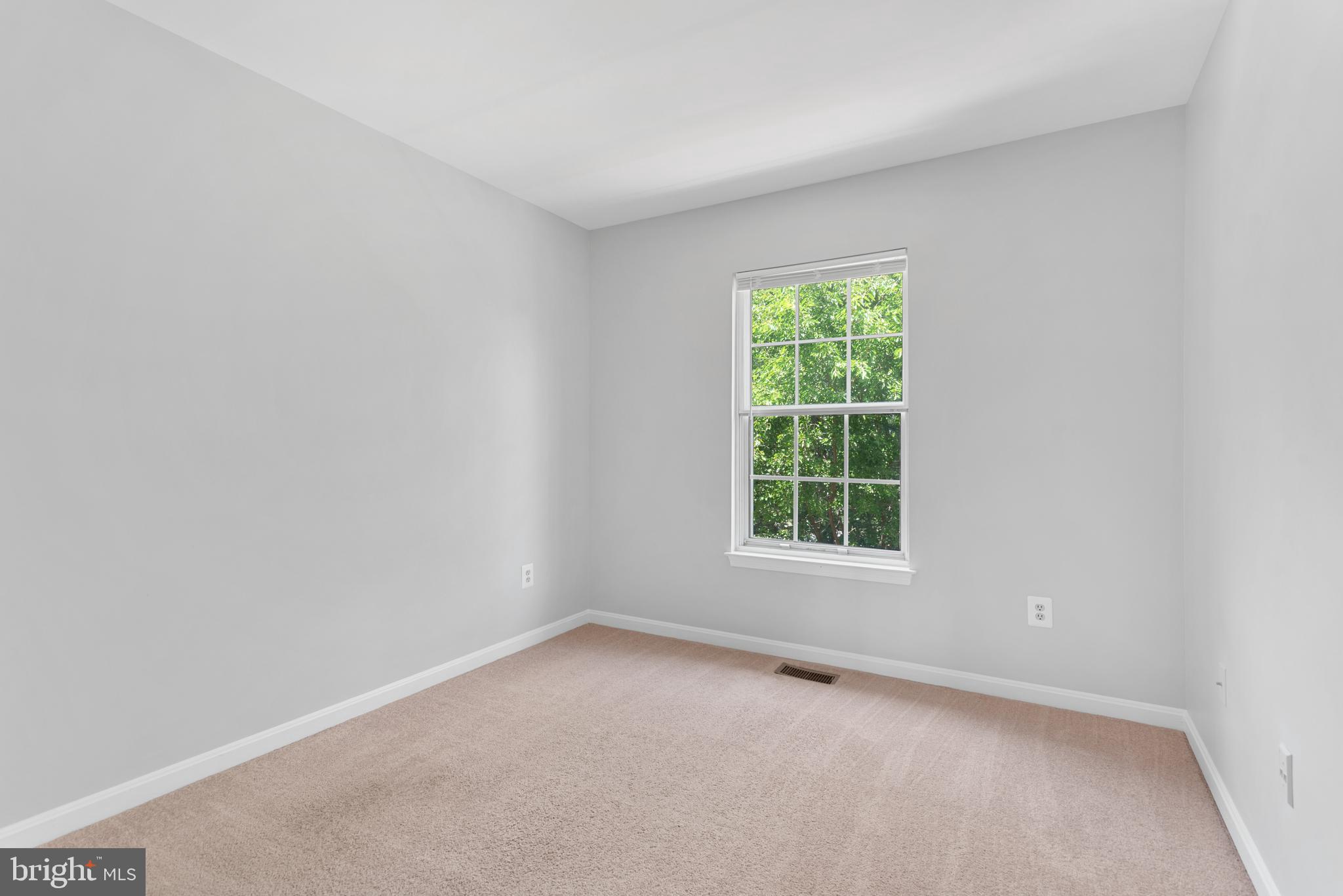 46613 SILHOUETTE SQUARE