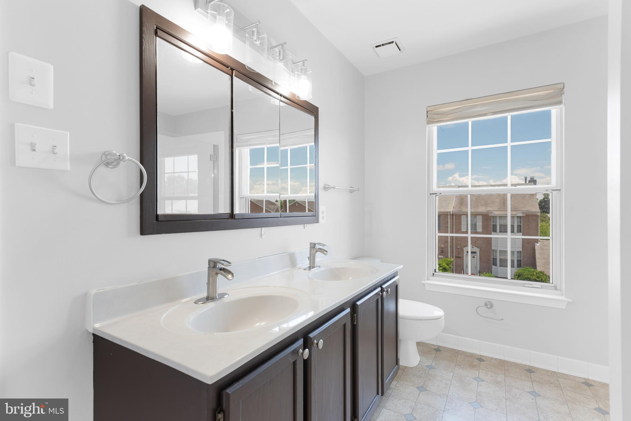 46613 SILHOUETTE SQUARE