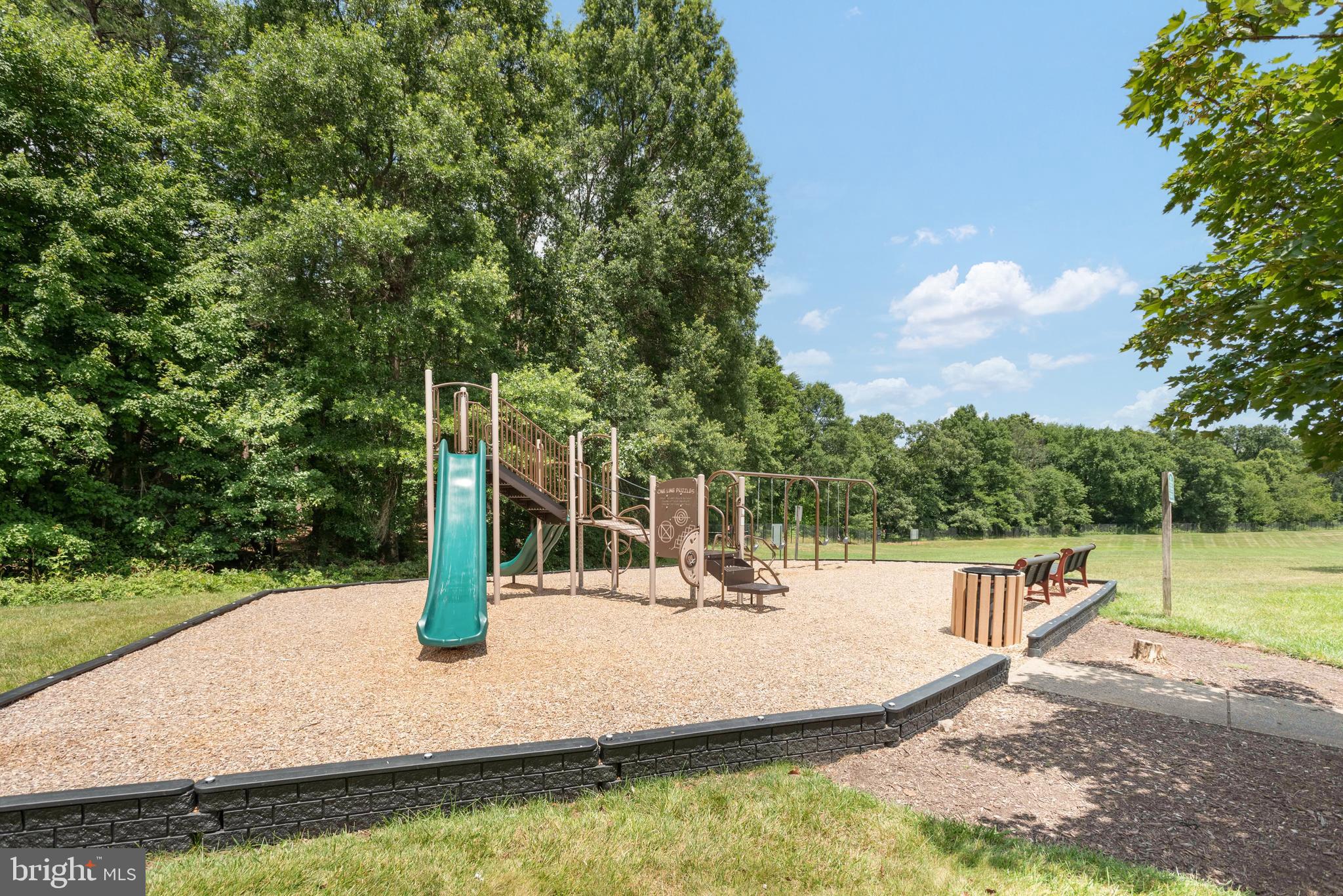 46613 SILHOUETTE SQUARE