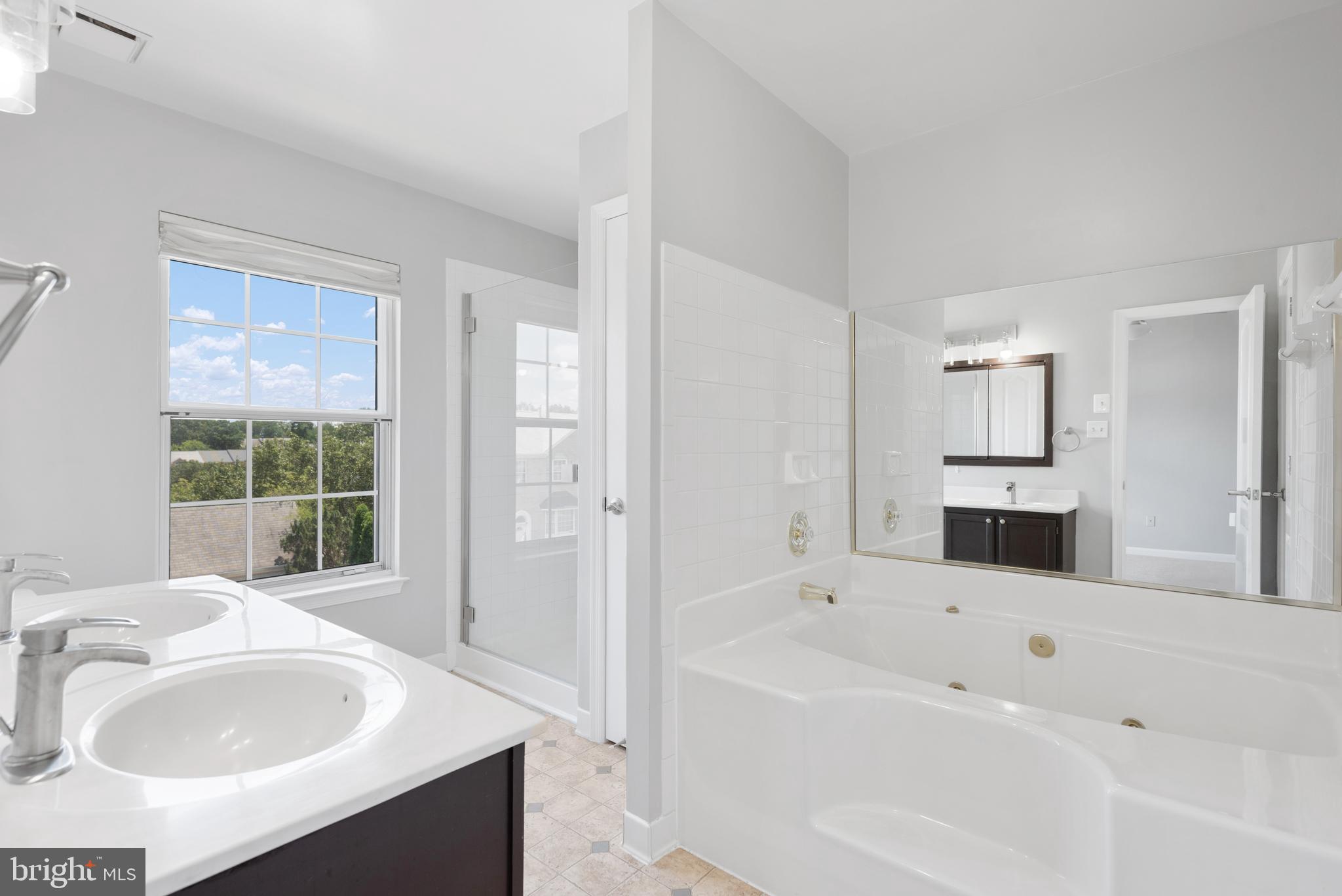 46613 SILHOUETTE SQUARE