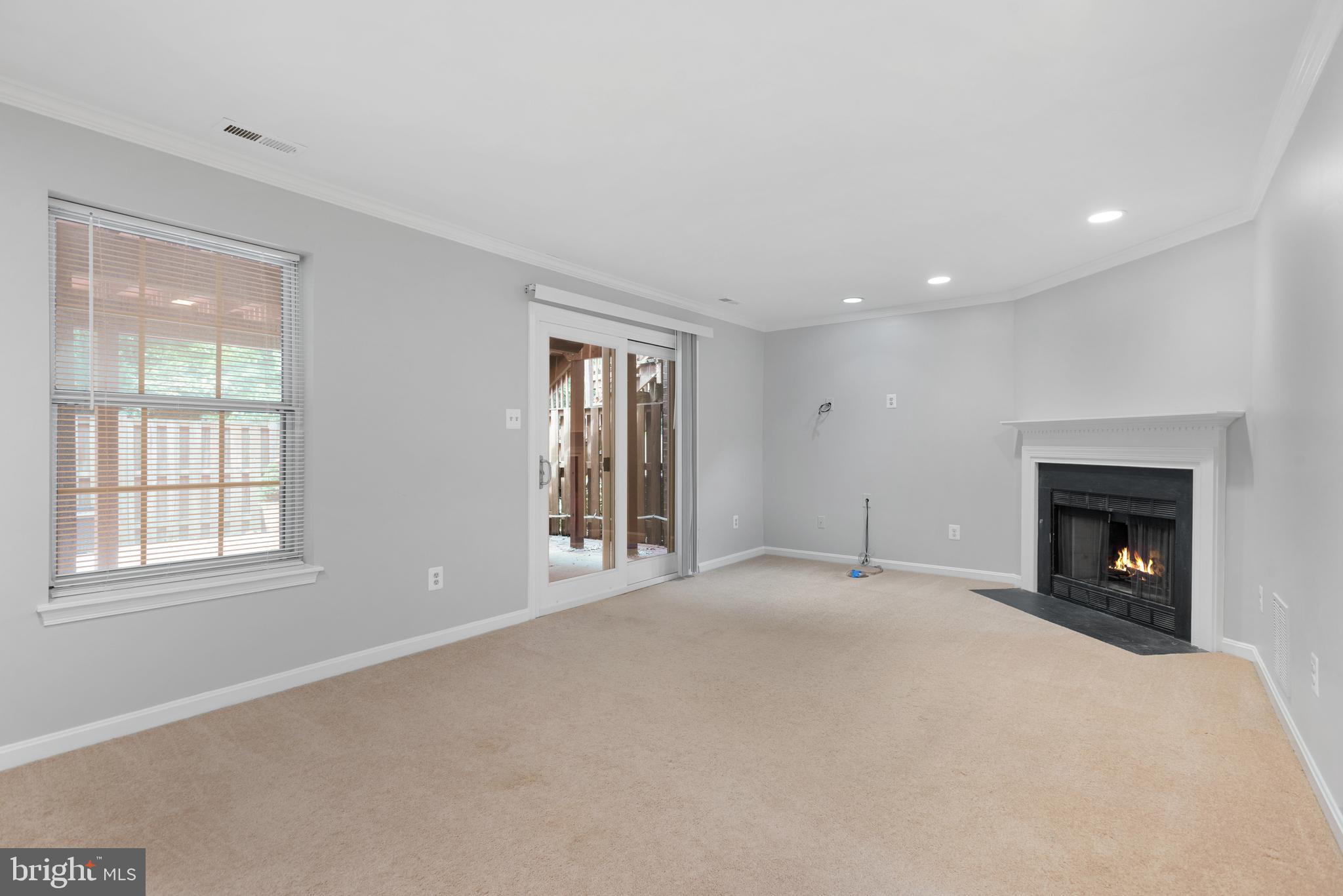 46613 SILHOUETTE SQUARE