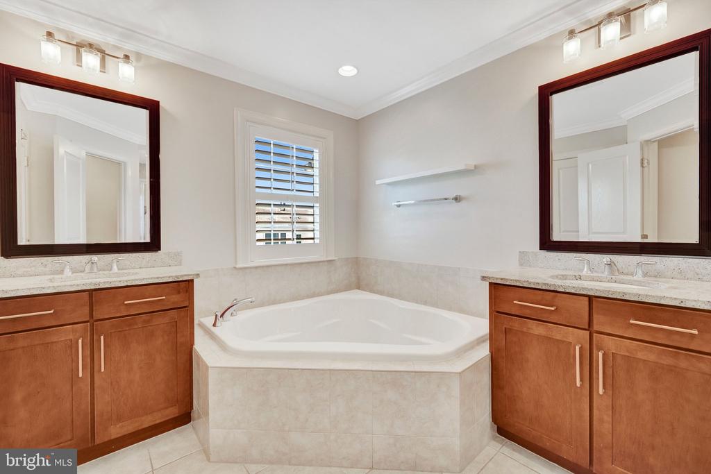 41058 DORATI SQUARE