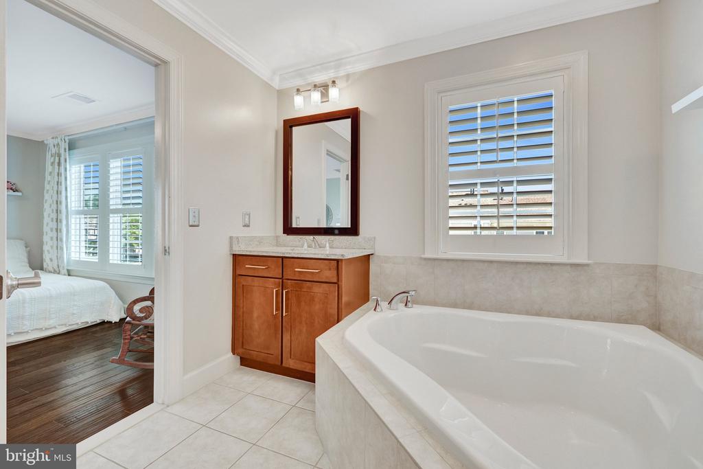 41058 DORATI SQUARE