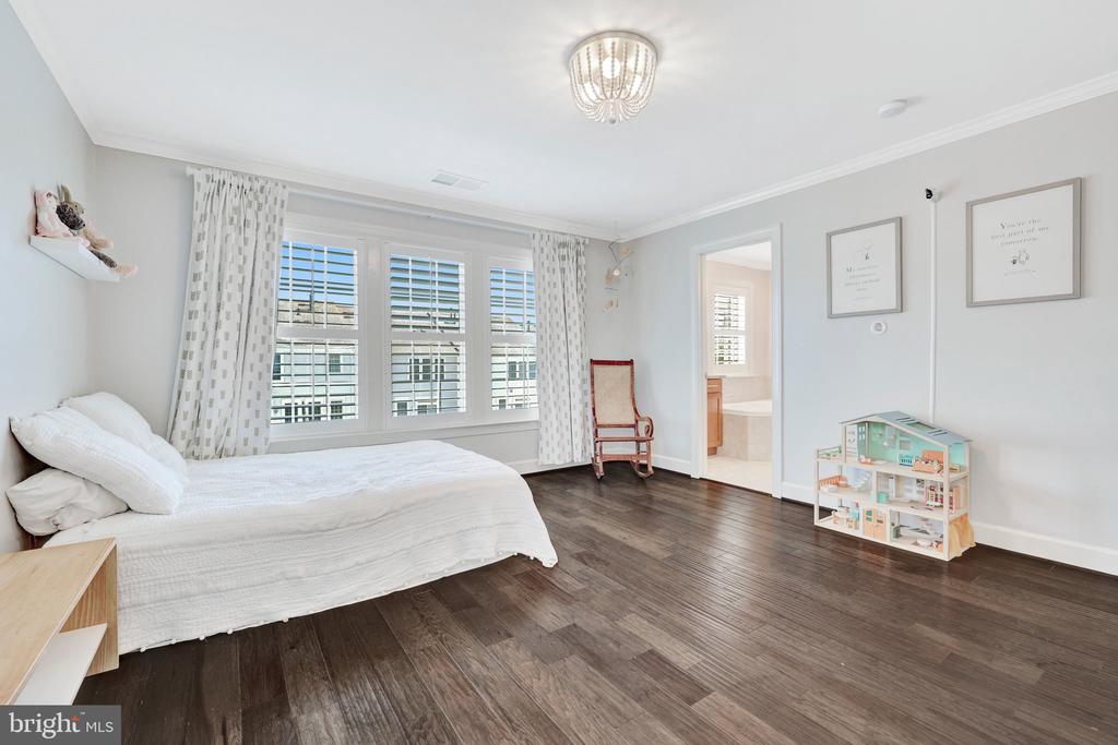 41058 DORATI SQUARE