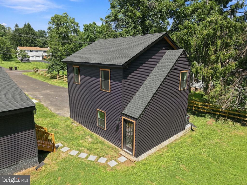11 STOOPVILLE ROAD