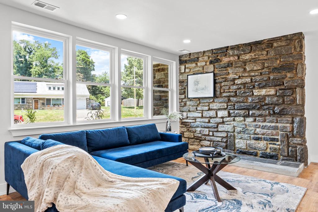 2211 Mary Ln