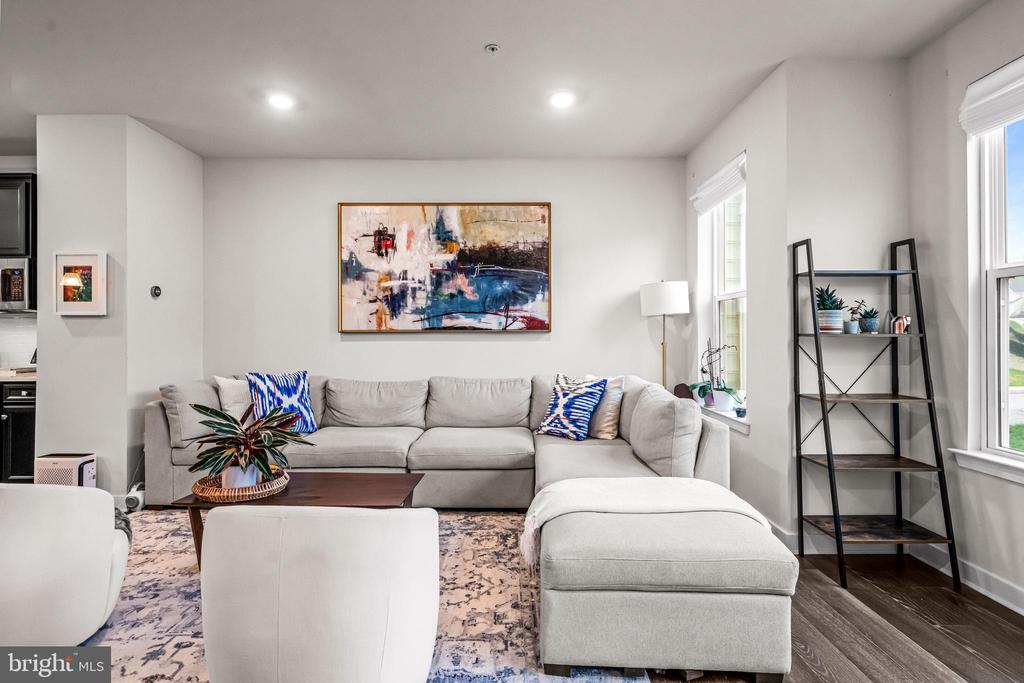 117 W KENNETH LN