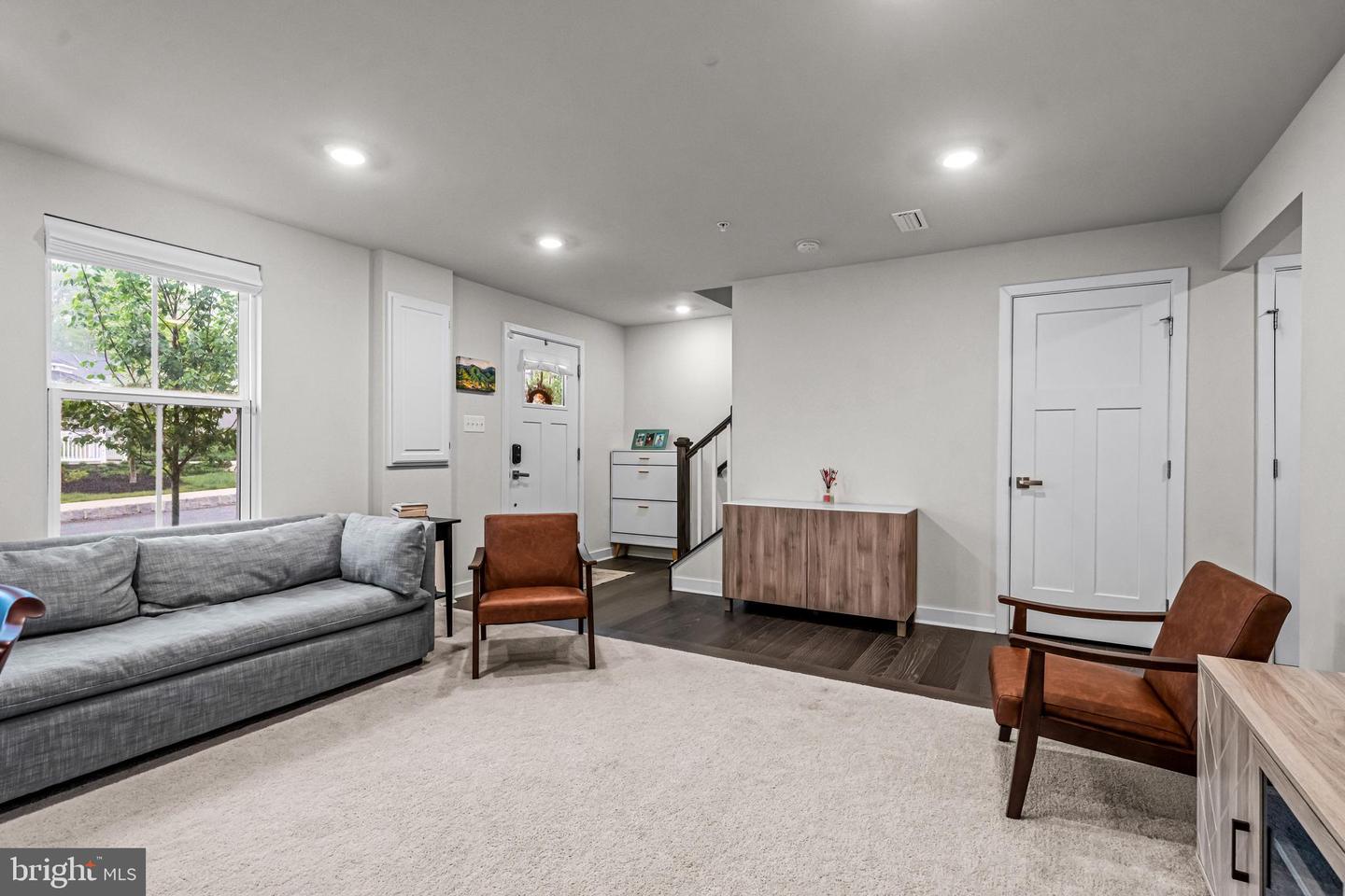 117 W KENNETH LN