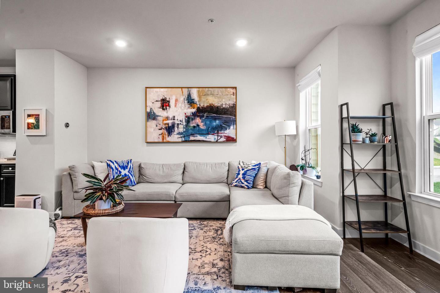 117 W KENNETH LN