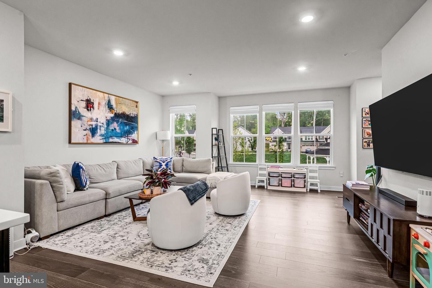 117 W KENNETH LN