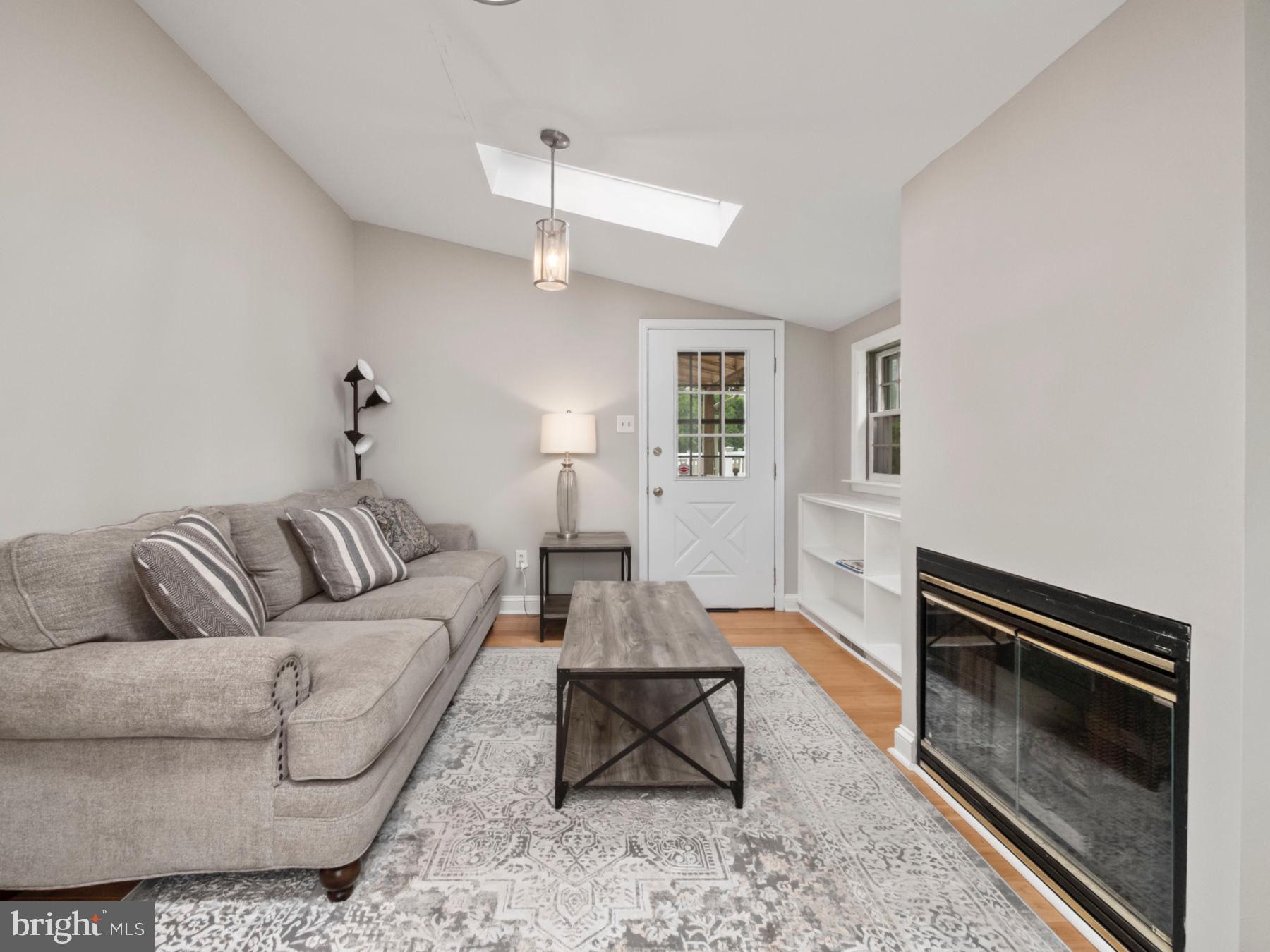 1212 ROSEMONT LANE