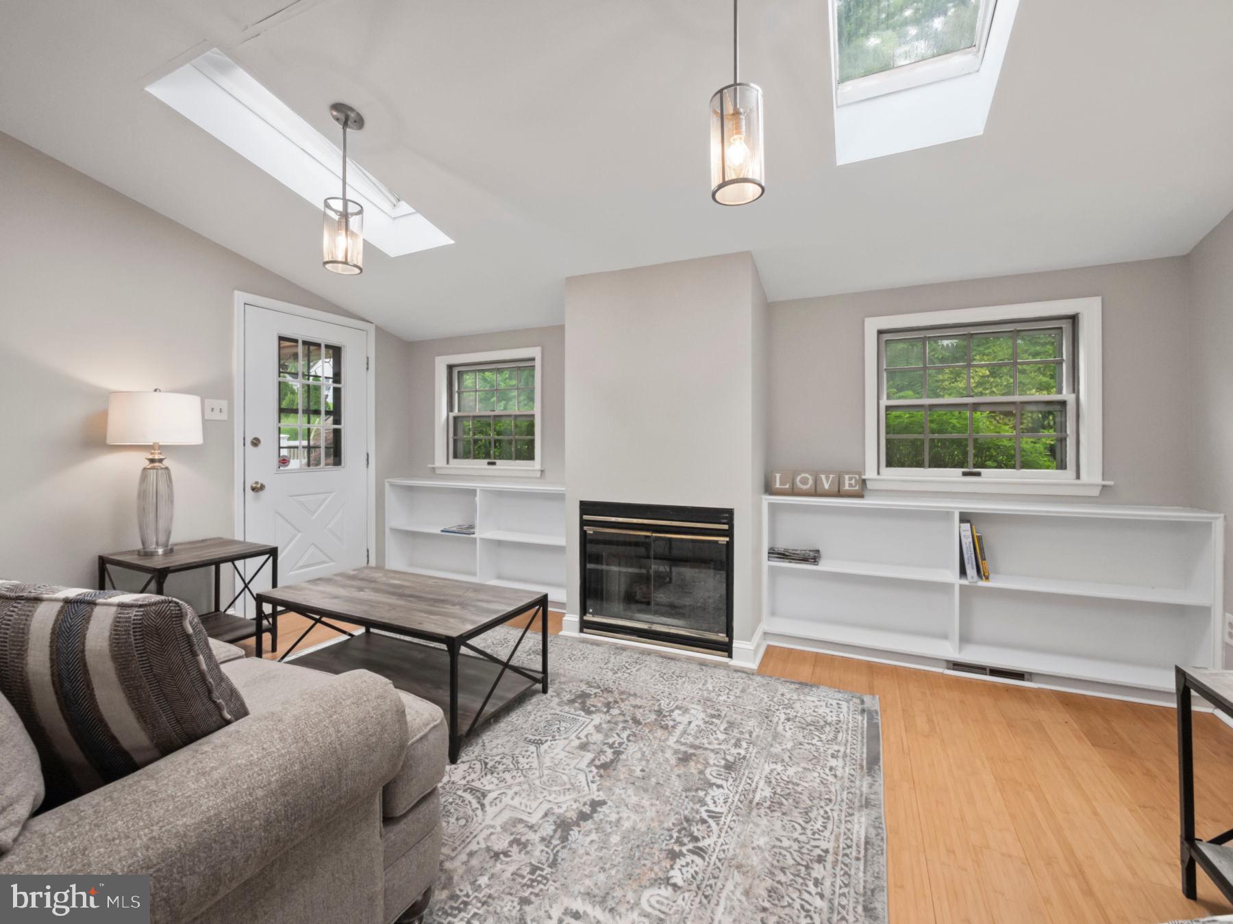 1212 ROSEMONT LANE