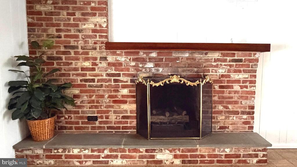 1402 HEARTH DRIVE