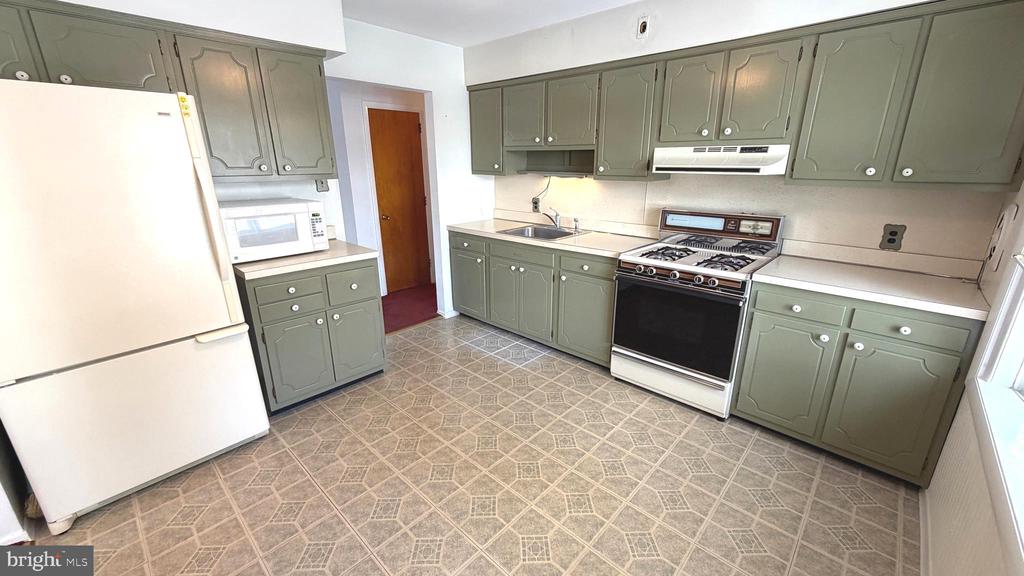1402 HEARTH DRIVE