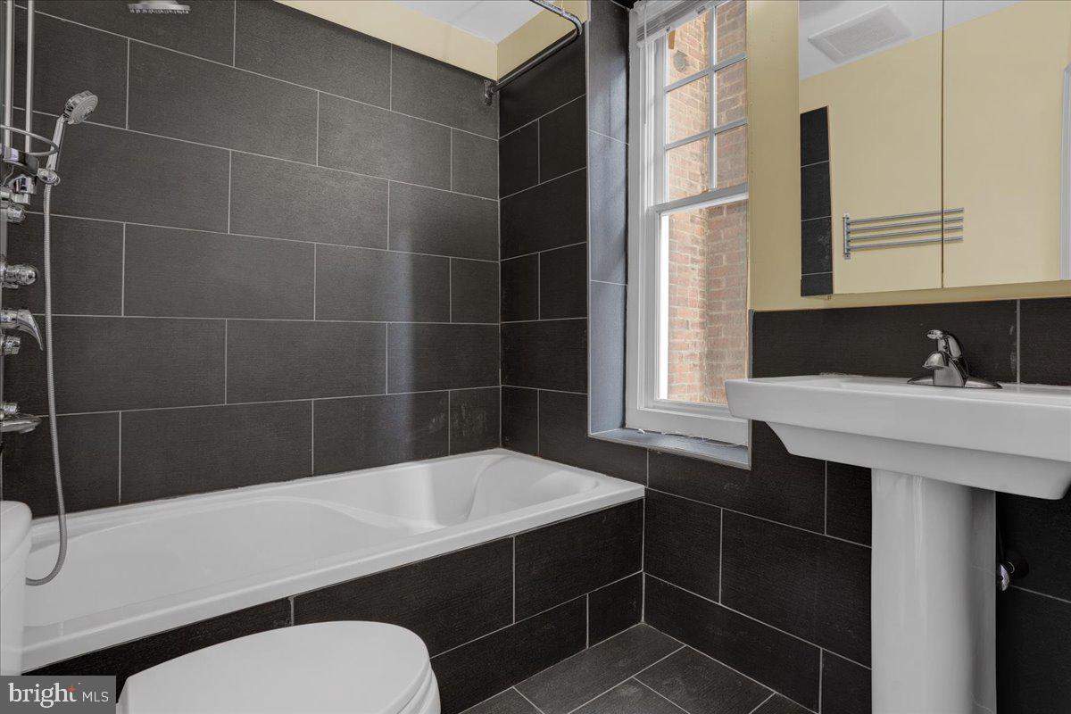 319 W CHELTEN AVENUE Unit: 102