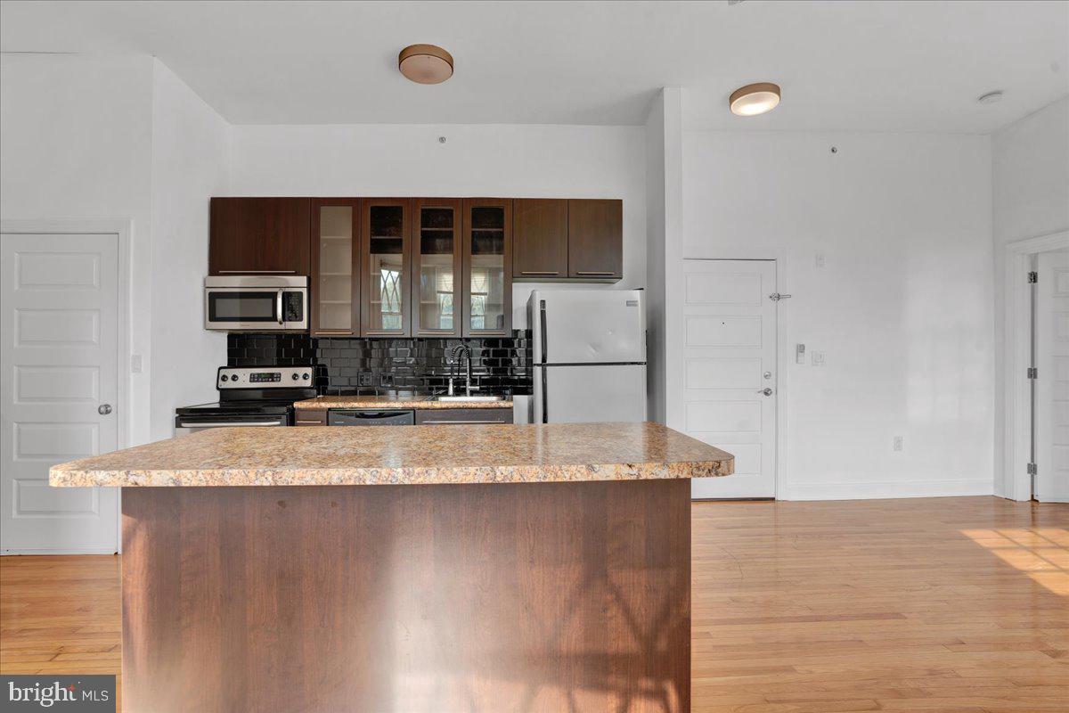 319 W CHELTEN AVENUE Unit: 102