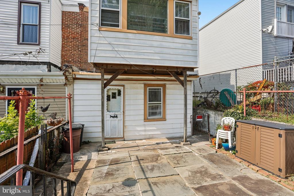 128 E WALNUT LANE