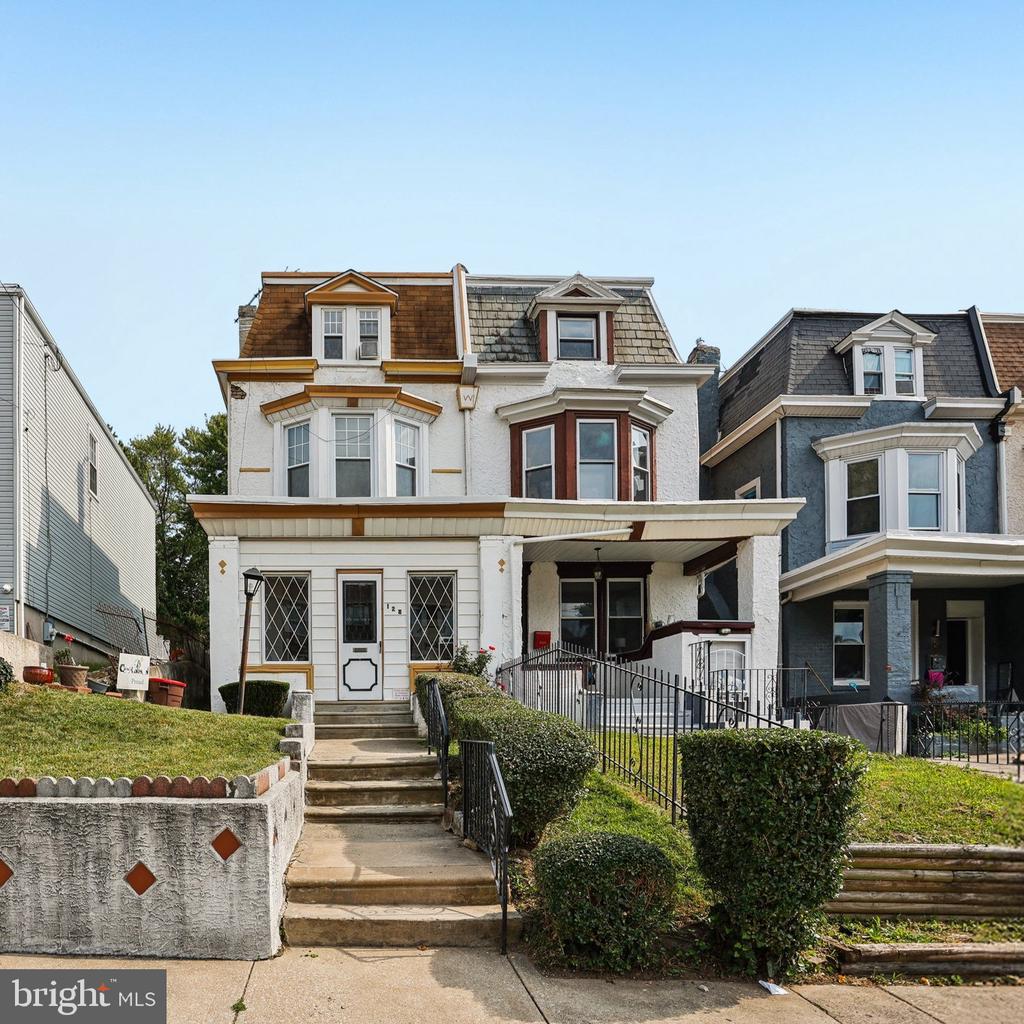 128 E WALNUT LANE