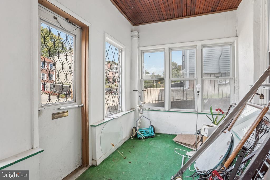 128 E WALNUT LANE