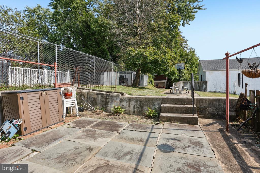 128 E WALNUT LANE