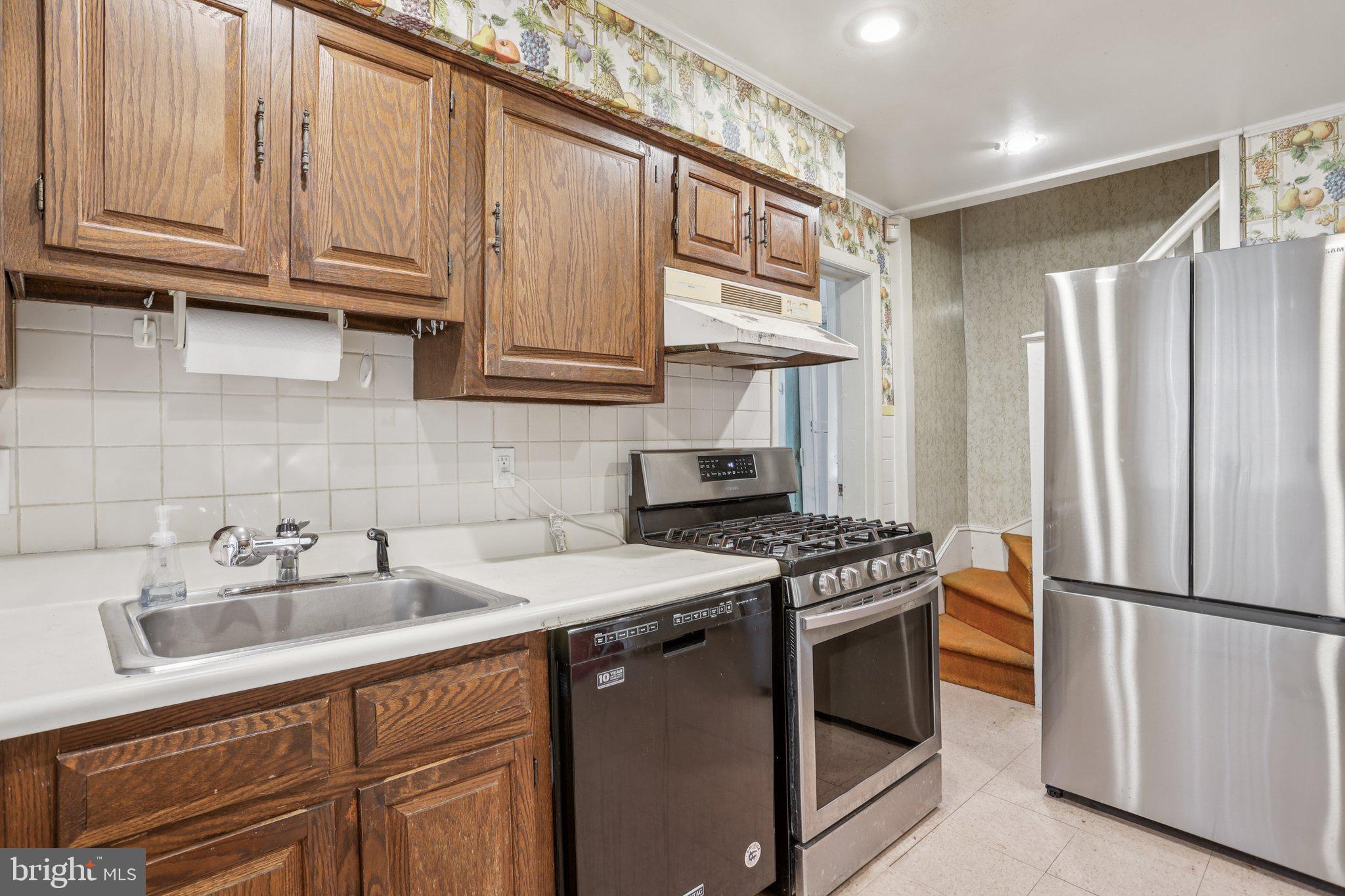 128 E WALNUT LANE