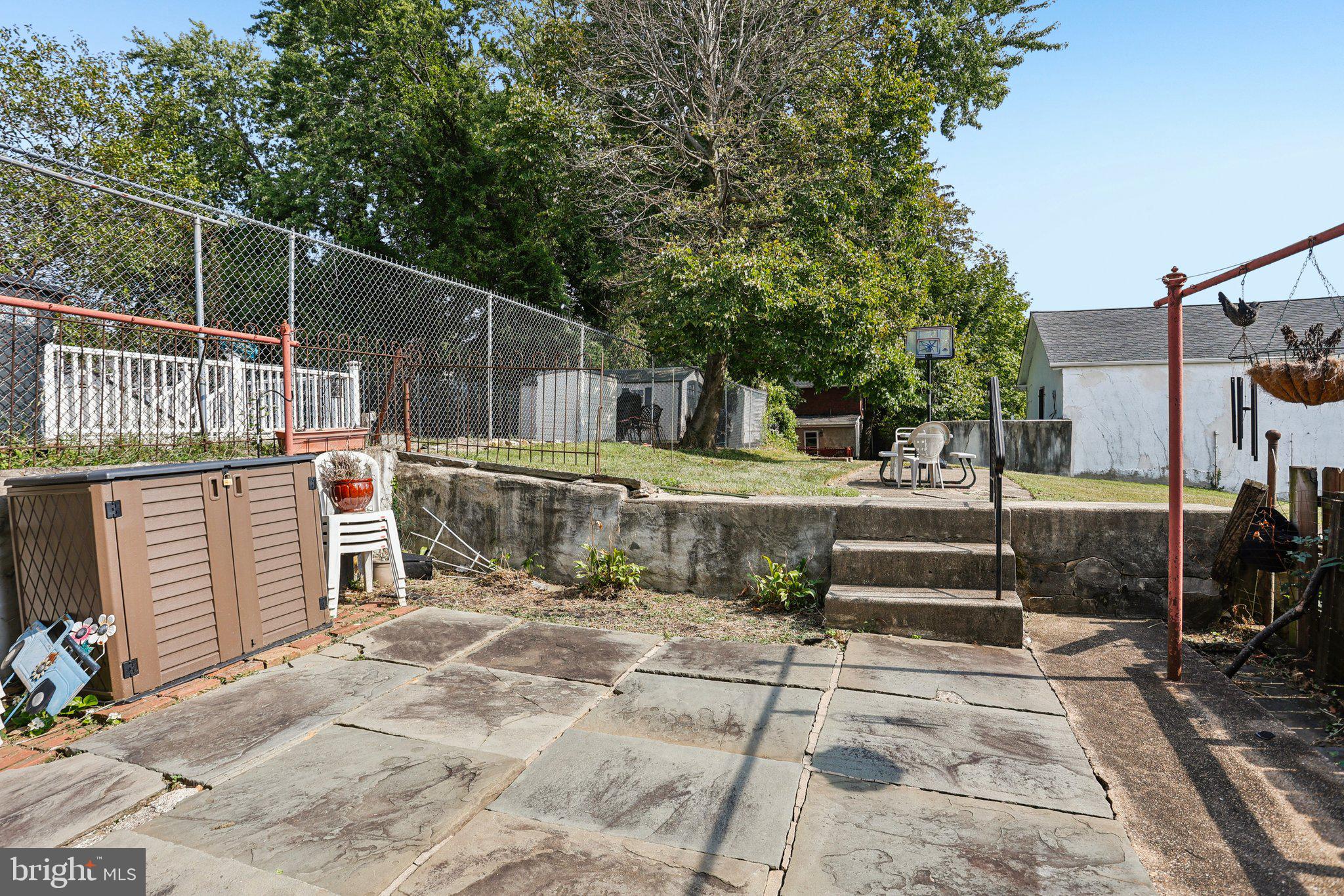 128 E WALNUT LANE