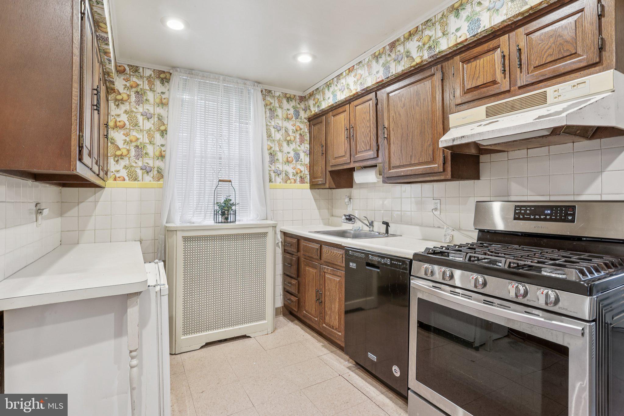 128 E WALNUT LANE