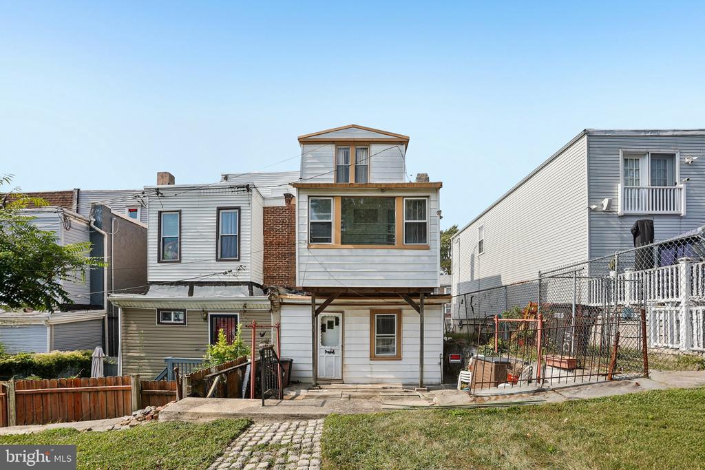 128 E WALNUT LANE