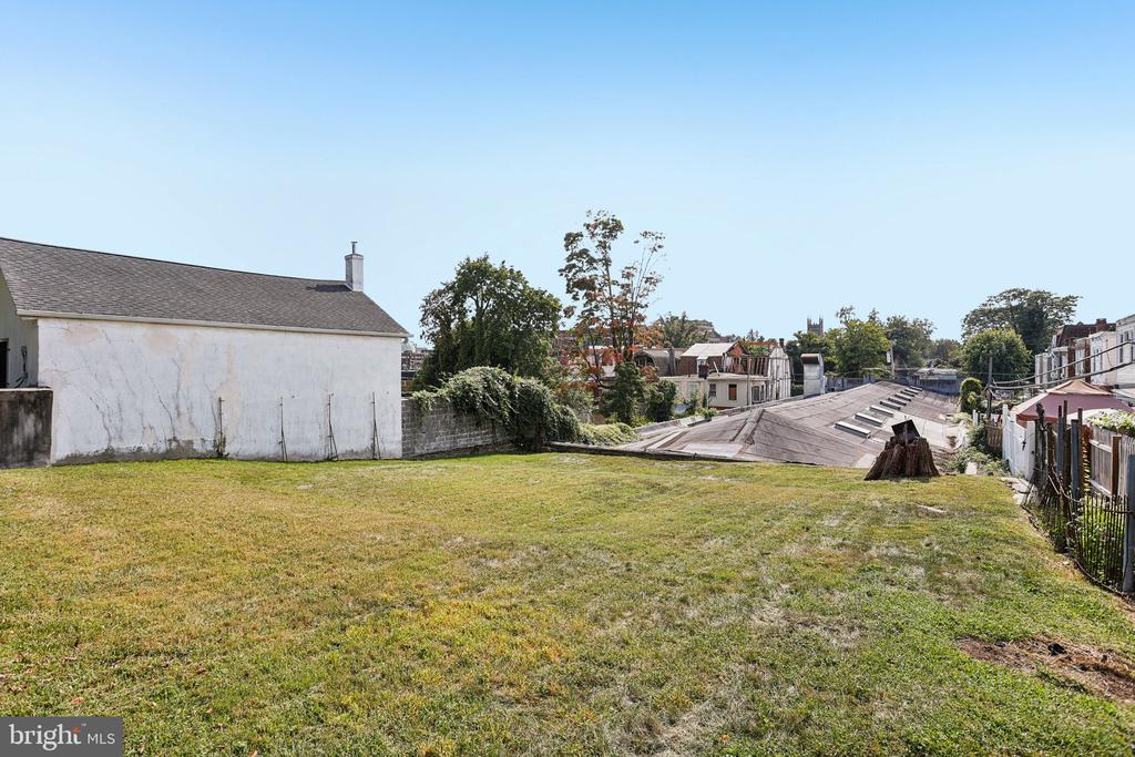 128 E WALNUT LANE