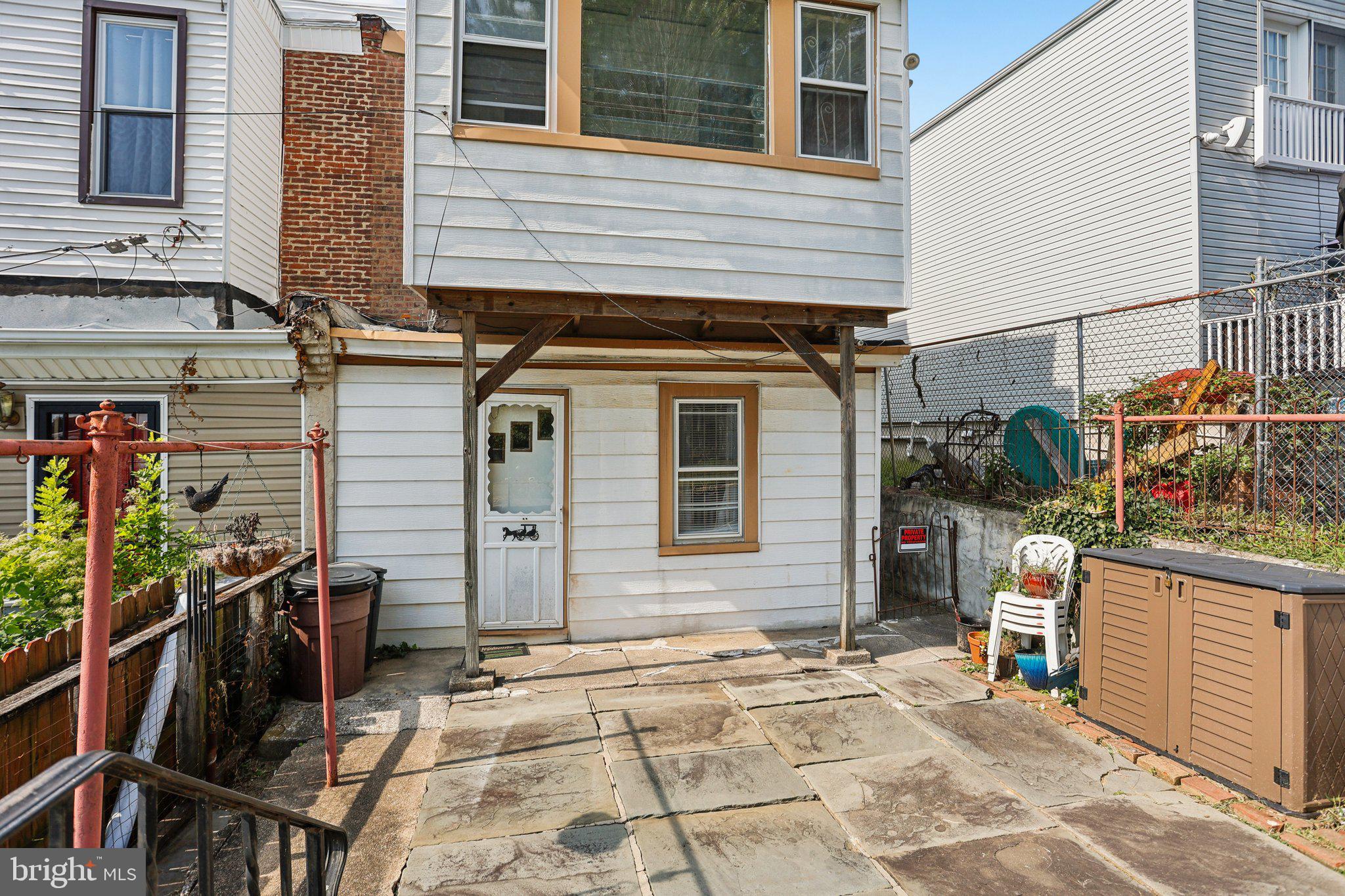 128 E WALNUT LANE