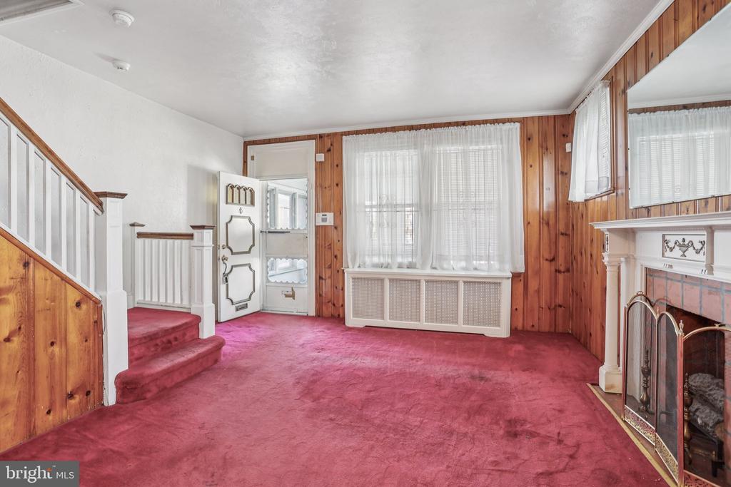 128 E WALNUT LANE