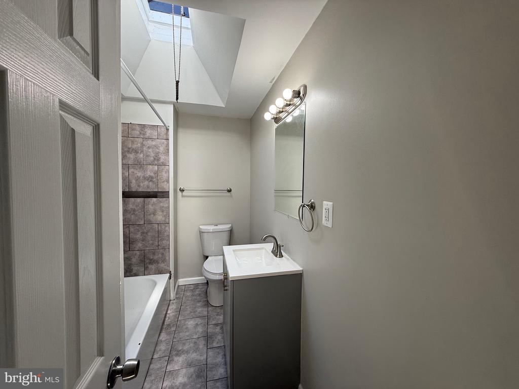567 VAN KIRK STREET Unit: 2ND FLOOR