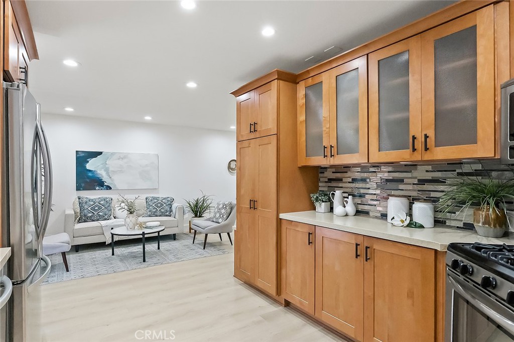 1194 N Leeward