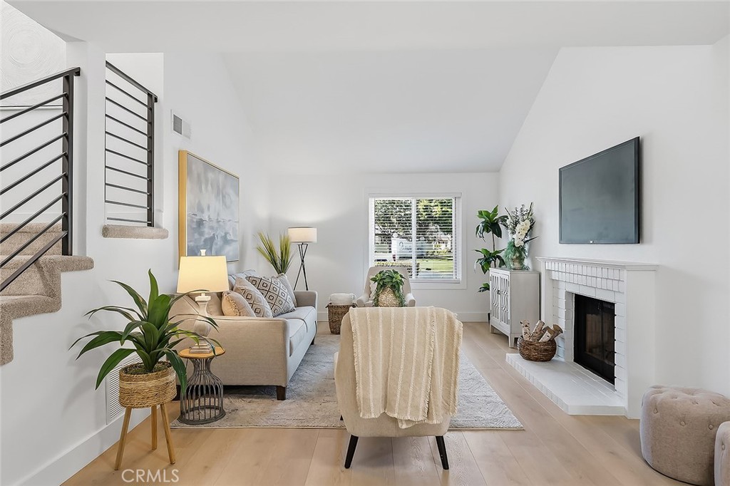 1194 N Leeward
