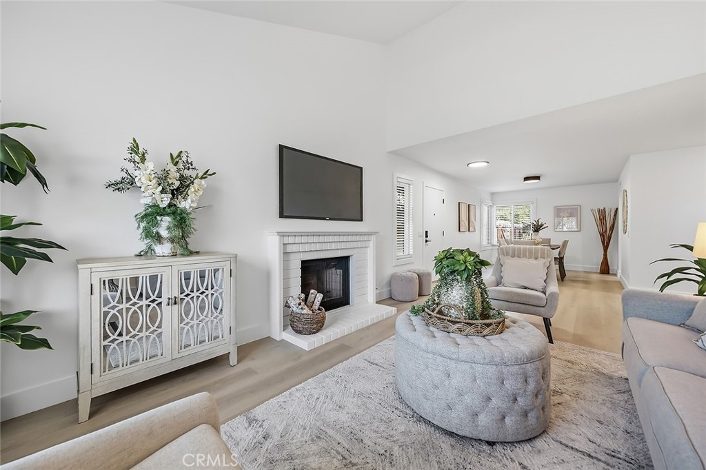 1194 N Leeward