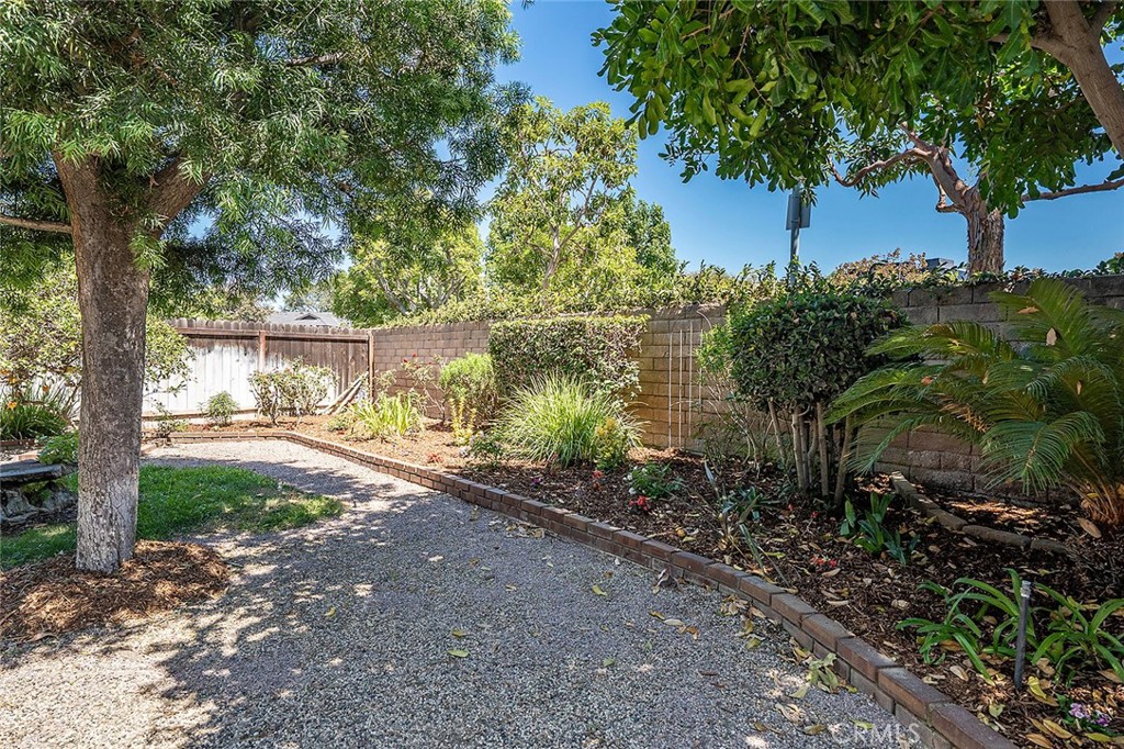 1194 N Leeward