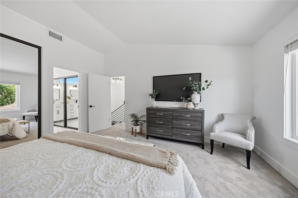 1194 N Leeward