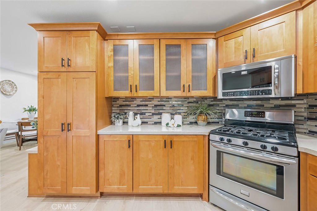 1194 N Leeward