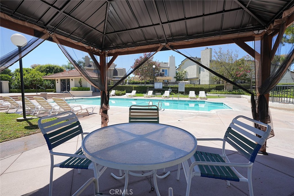 1194 N Leeward