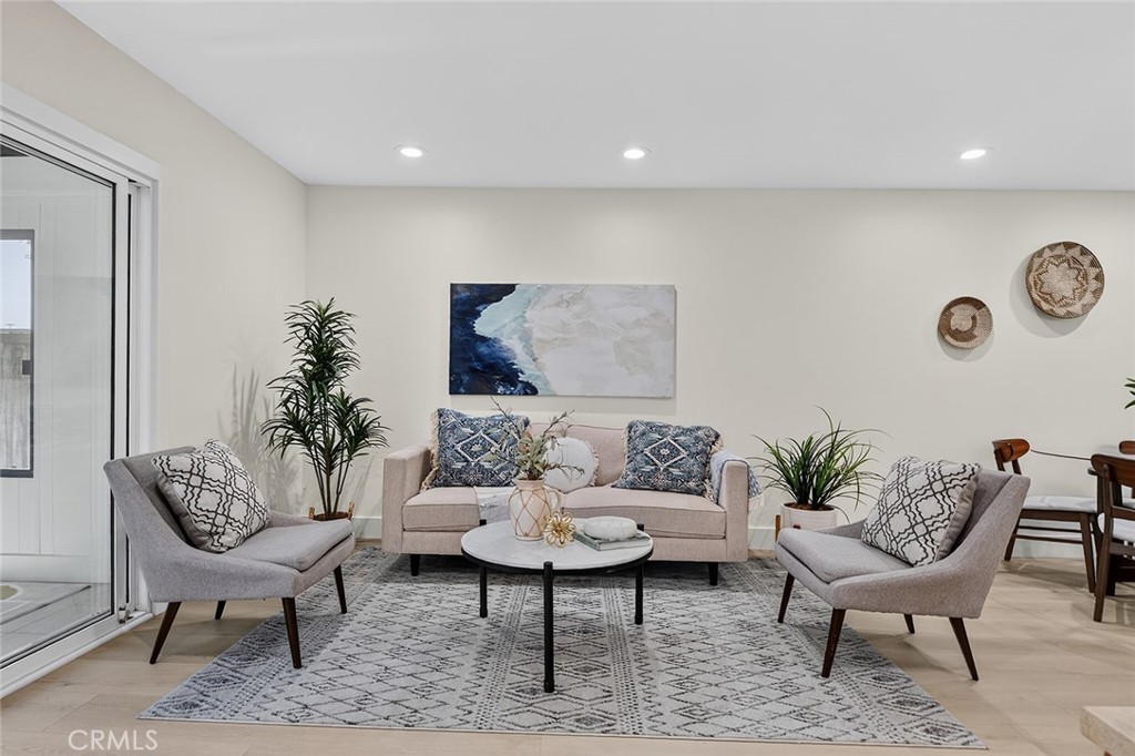 1194 N Leeward