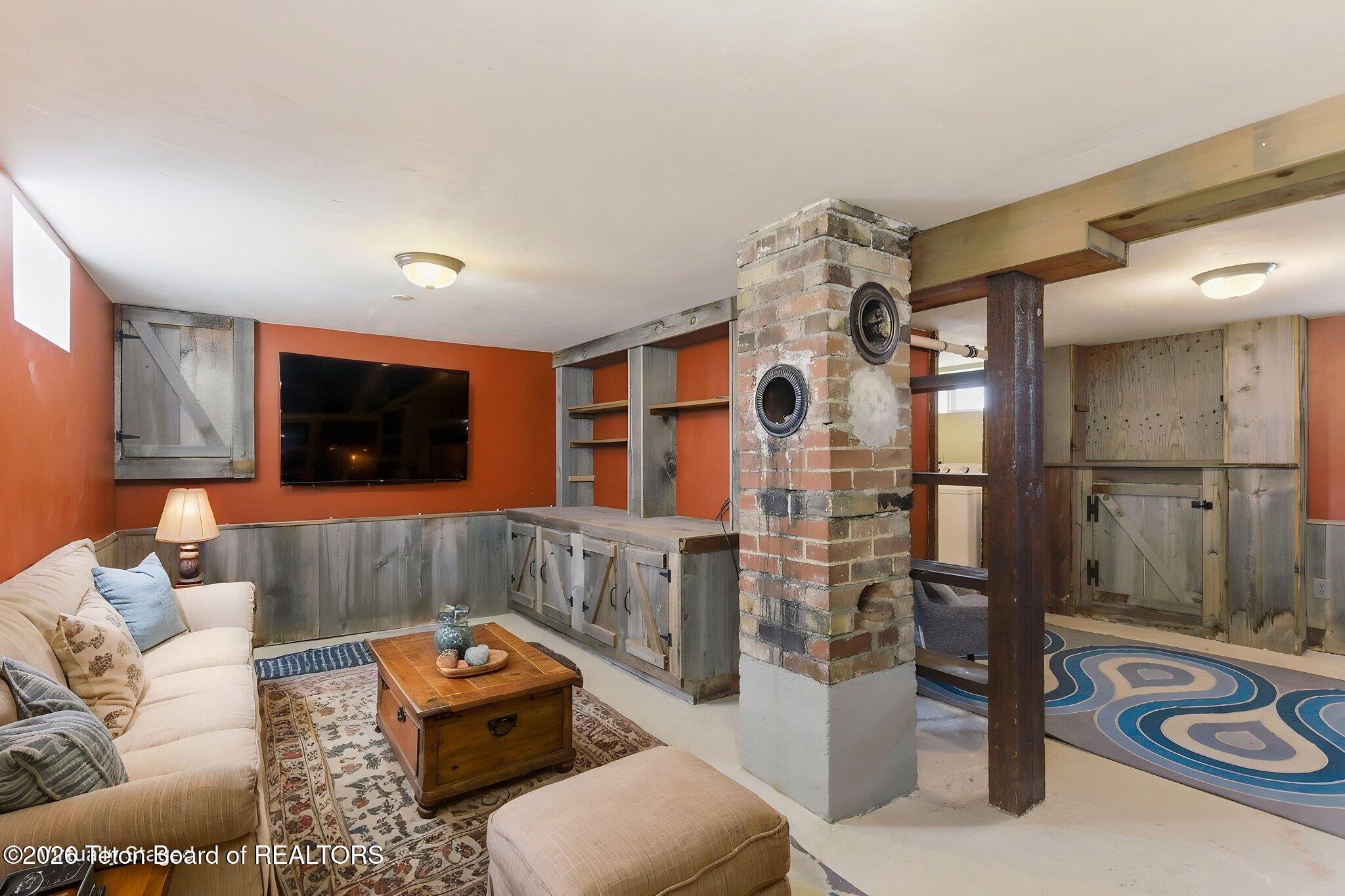 265 E WALLACE Avenue