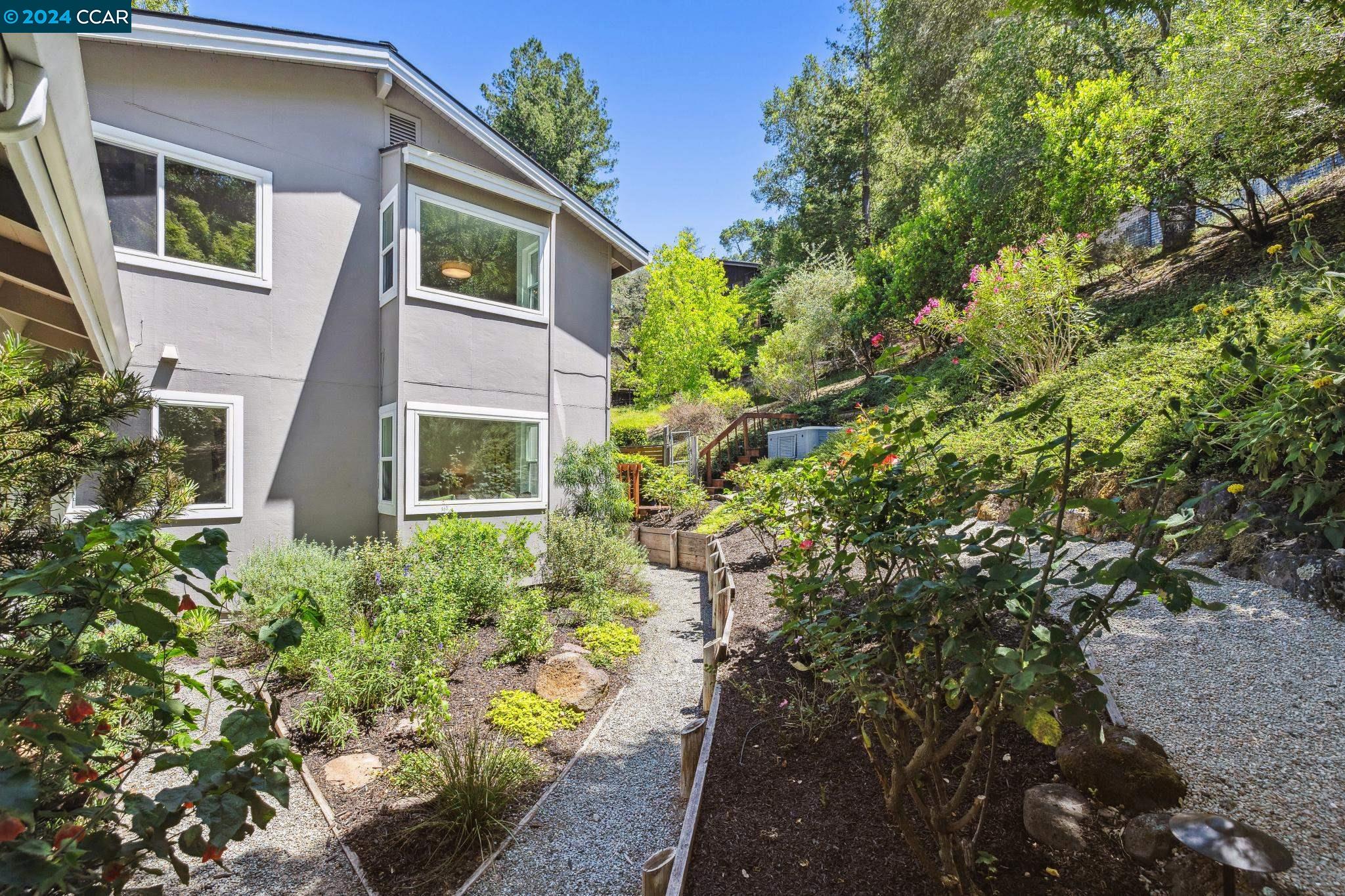 32 MORAGA VIA