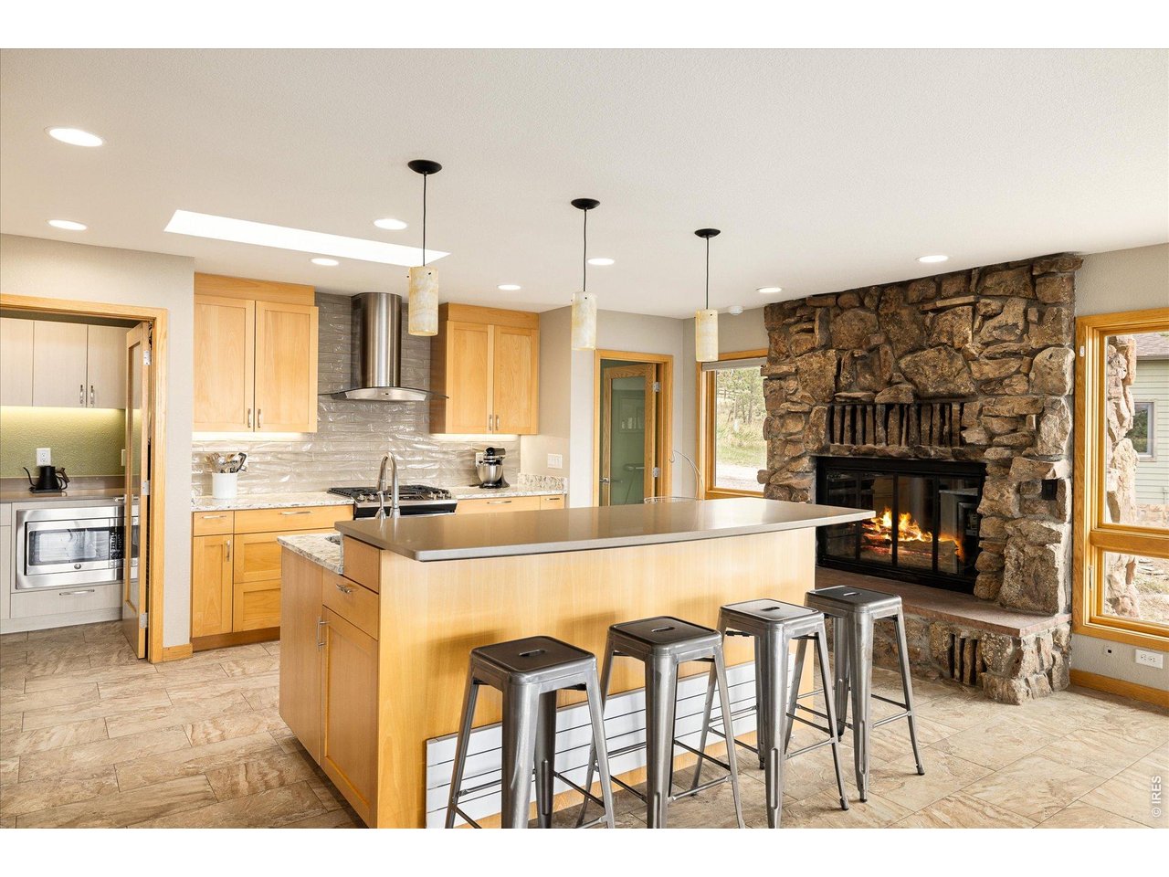 6583 Magnolia Dr